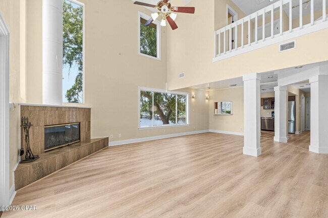 Building Photo - 2718 Country Club Dr