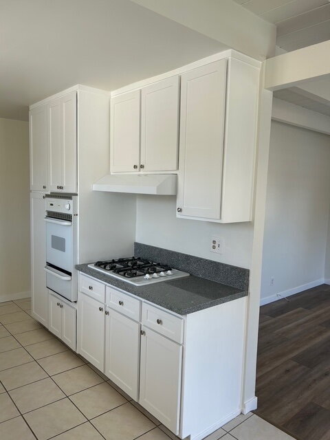 Building Photo - Renovated Upstairs 1-Bedroom with Private ...