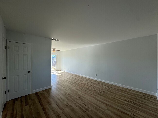 Building Photo - "Coastal Comfort Awaits: Charming 2-Bed Retreat on Beach Drive, Panama City Beach!"