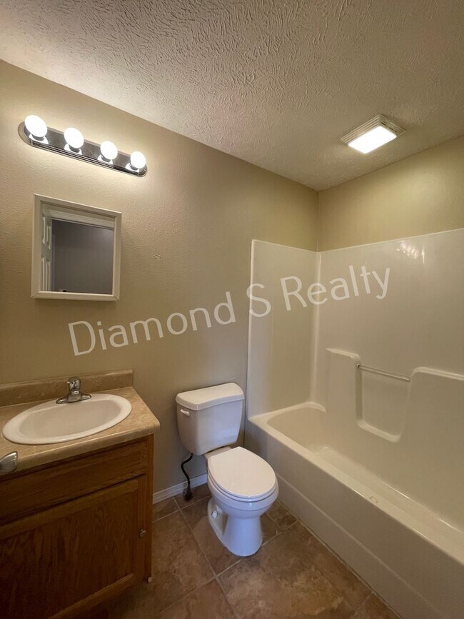 Building Photo - 3 Bedroom Duplex Available!