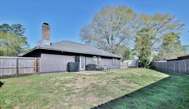 Building Photo - Move-in Ready 1-level in cul de sac with privacy fenced backyard