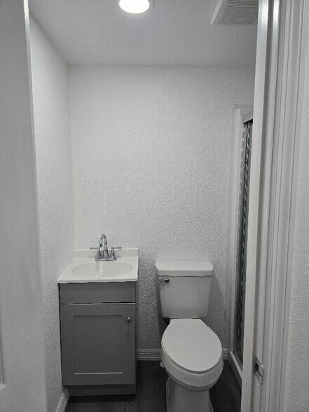 Building Photo - 3212 E Henry Ave