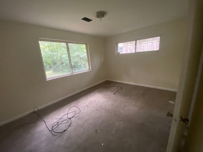 Building Photo - Cozy 3 bedrooms with charming kitchen upda...