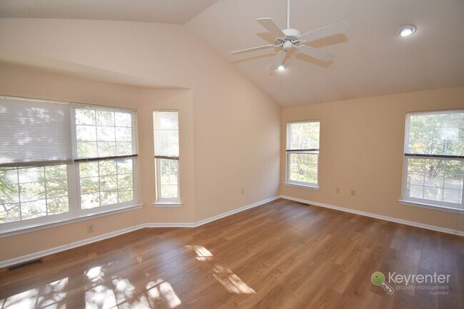 Building Photo - End Unit Townhome in Warrington Hunt community with 2 car garage!