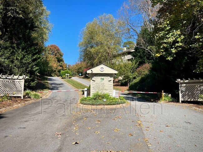 Building Photo - 1304 Abbey Cir
