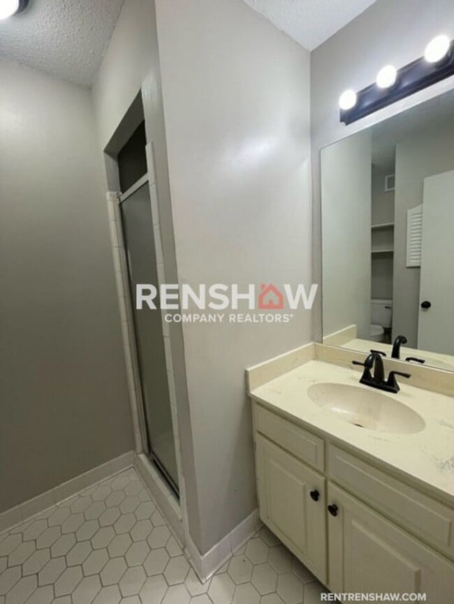 Building Photo - Unique 3 Bed / 2.5 Bath Condo - Move in Re...