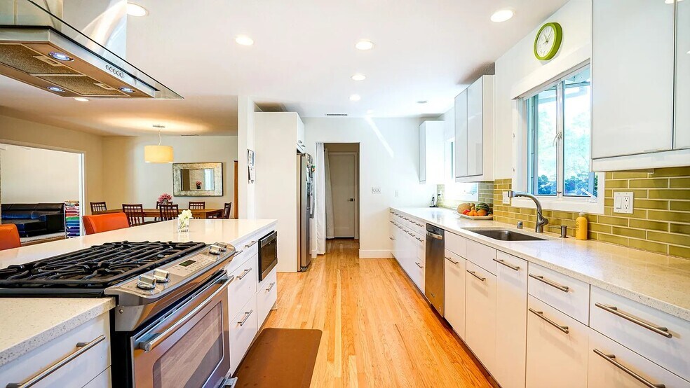 Open floor plan kitchen. - 1415 Butterfield Rd