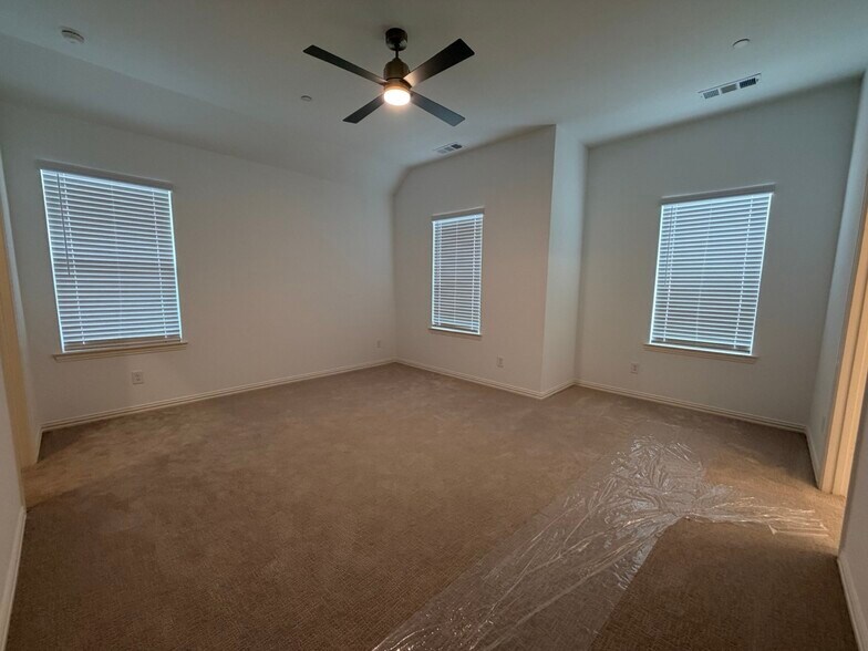 Master bedroom - 4729 Spinner St