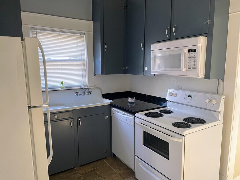 Kitchen - 637 Dix St