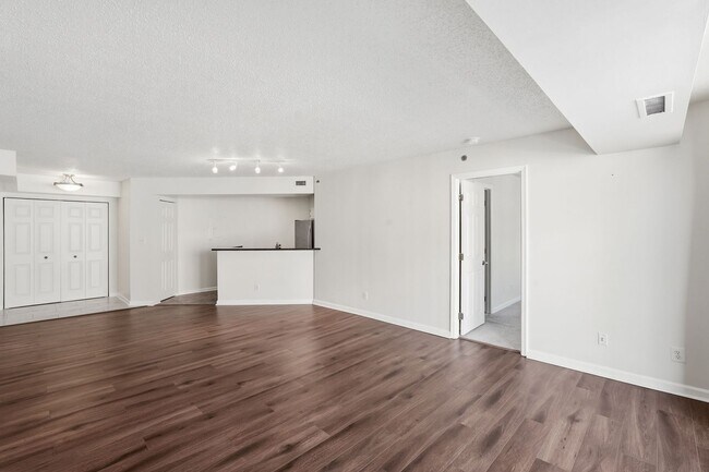 Building Photo - Updated 2BR Condo in Old Town Alexandria - 2 blocks to Metro