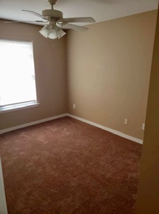 Building Photo - Cute townhome with 3 bd,2.5 bath, with gar...