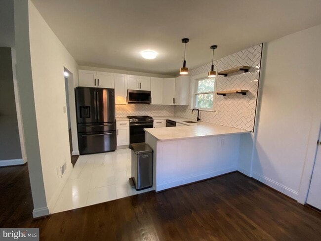 Building Photo - 7402 Lenham Dr