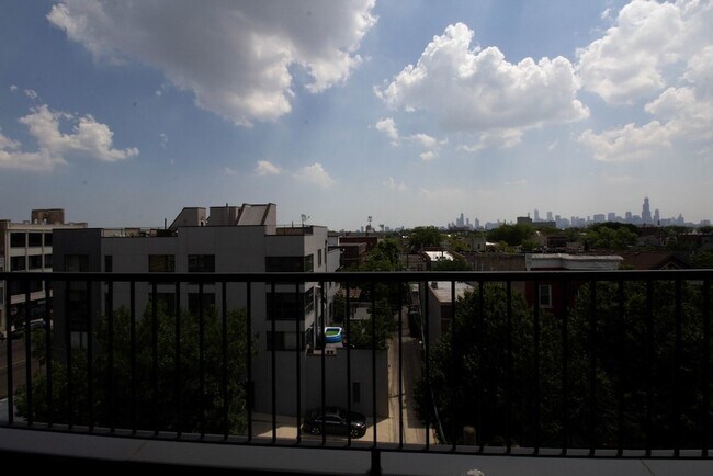 Building Photo - 1554 N Talman Ave