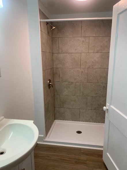 Building Photo - 709 Carothers Ave