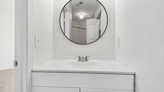 Building Photo - 4114 Holiday Dr