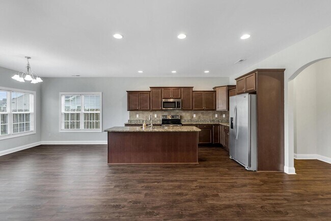 Building Photo - Large 4 bedroom home!