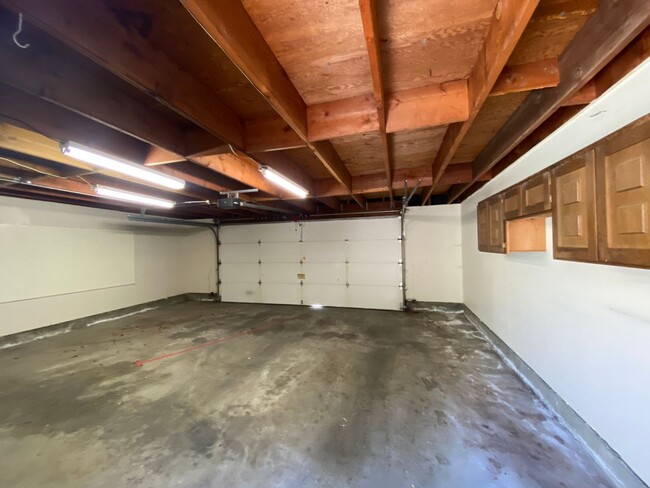 Building Photo - 1100 Island Dr