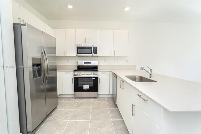 Building Photo - 2646 SE 27th Dr