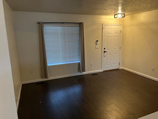 Building Photo - 173 E Moskee St