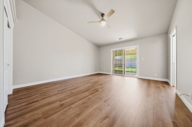 Building Photo - Executive Rental in Gold Hills