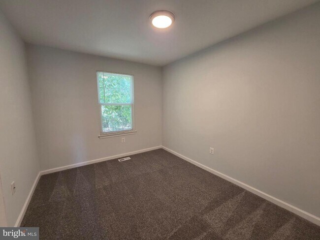 Building Photo - 15040 Cherrywood Dr