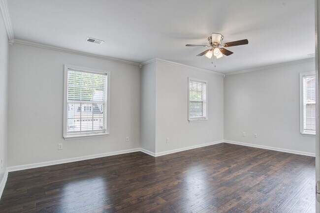 Building Photo - 207 N Pembroke Dr