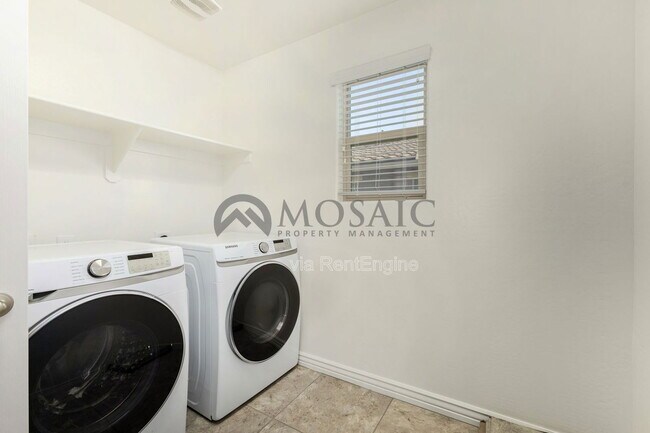 Building Photo - 2464 E Hazeltine Way