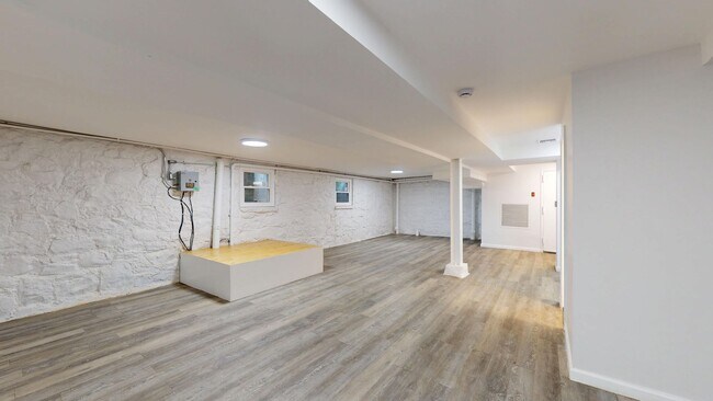 Building Photo - 436 Graham Ave