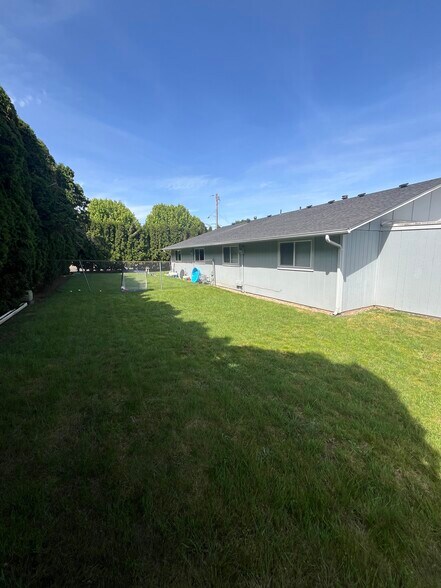 Building Photo - 415 SE Lacreole Dr