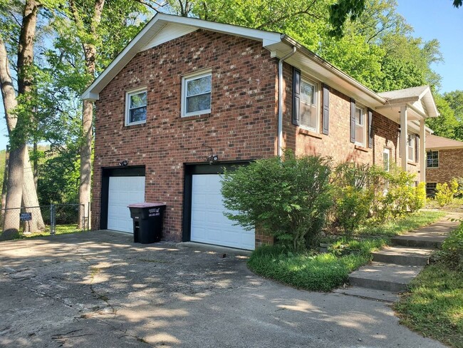 Building Photo - Gorgeous Split Foyer Close to Post!