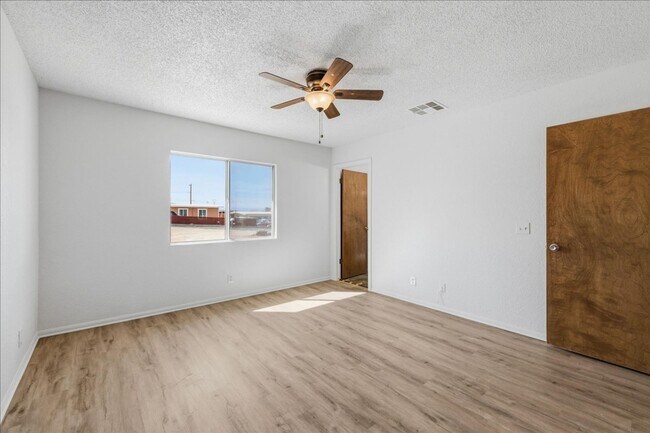 Building Photo - 3 Bedroom in Indian Cove Neighborhood