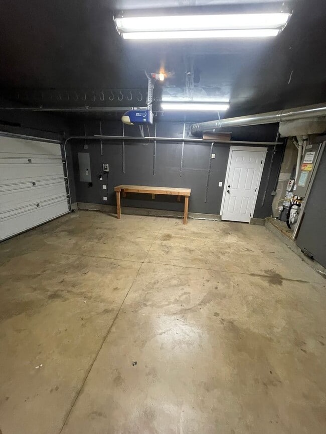 Building Photo - **MOVE IN SPECIAL?** Gorgeous Pet Friendly...