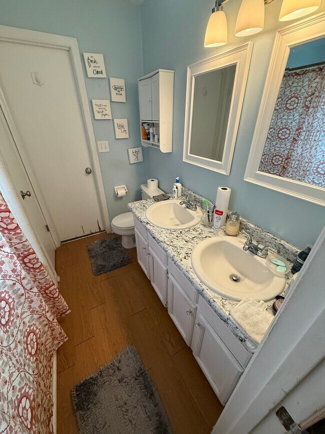 Building Photo - Upgraded 2BR/1.5BA Townhouse Apartment Con...