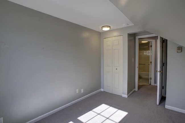 Building Photo - 10 Glenridge Dr