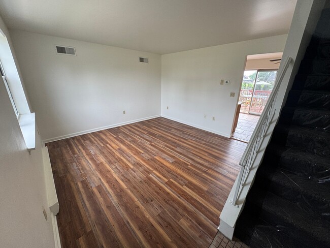 Building Photo - 1627 Blue Jay Dr