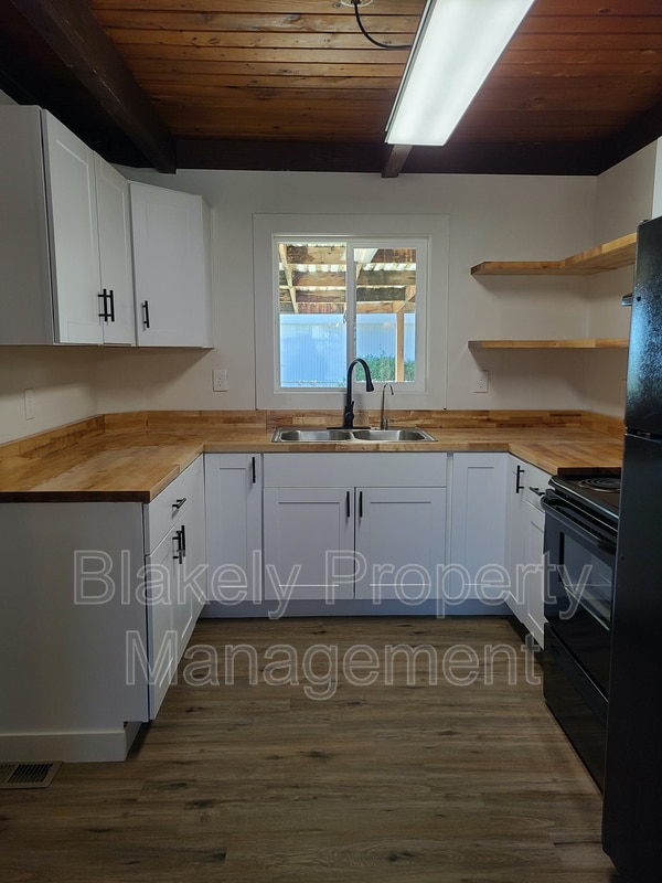 Building Photo - 15905 Ellis Ave