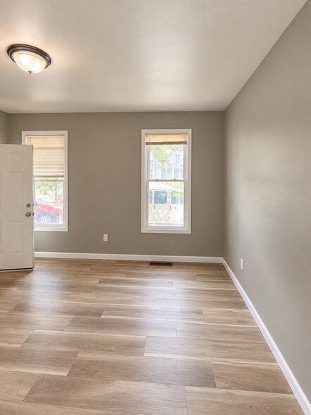 Building Photo - 702 5th Ave