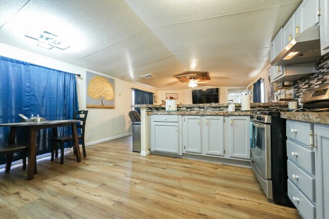 Building Photo - Modern Furnished 2 Bed/2 Bath Home • Laundry • Internet Included