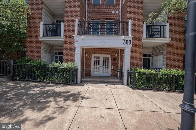 Building Photo - 300 W Elm St