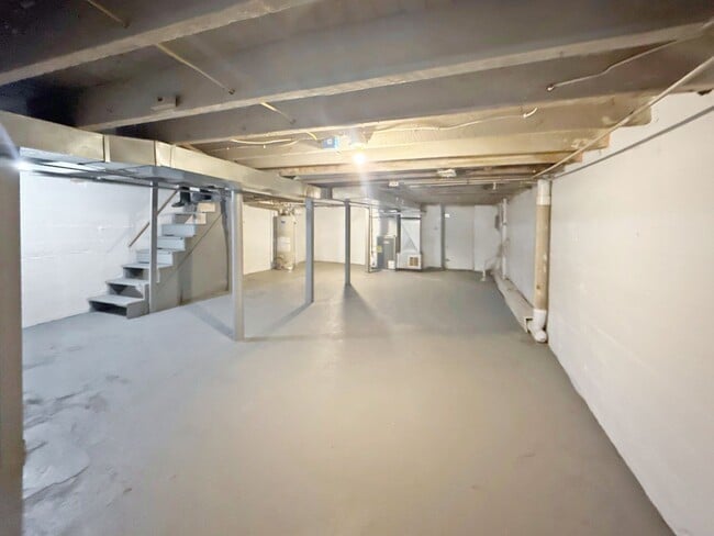 Building Photo - Modern Finishes, In-Unit Laundry & Bright Living Spaces