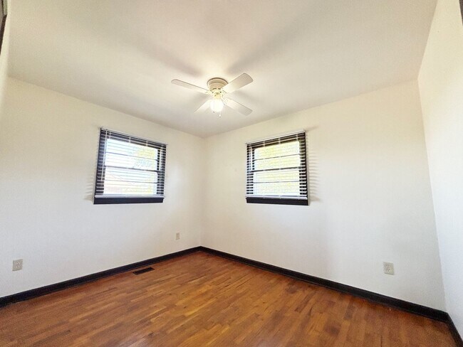 Building Photo - Greenback 37742 - 3 bedroom, 1 bath home - Contact Jeremy Logan (865) 307-2273