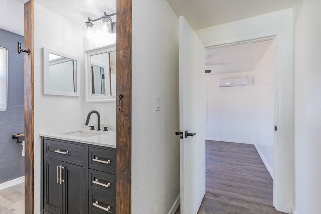 Building Photo - Charming 3 bedroom 2 bath Home - MOVE IN S...