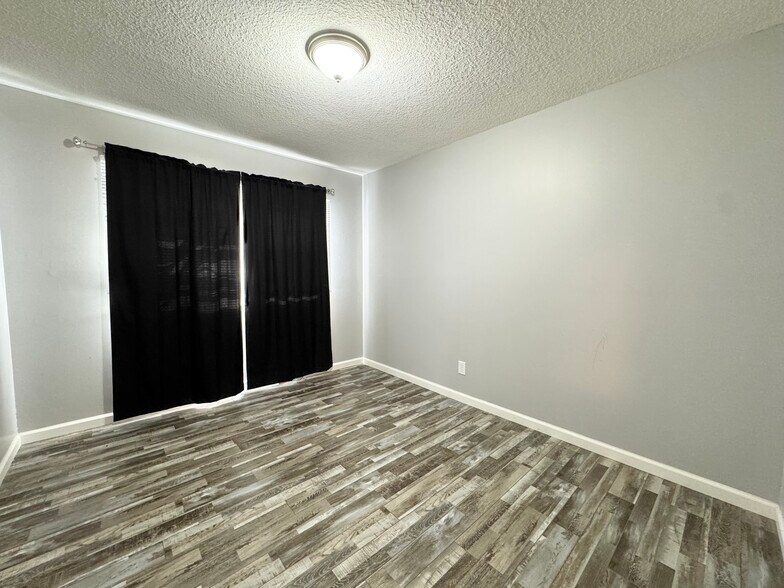 Building Photo - 3640 N Walnut St