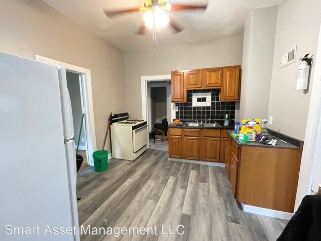 Building Photo - 5 br, 1 bath House - 321 E Meinecke Ave