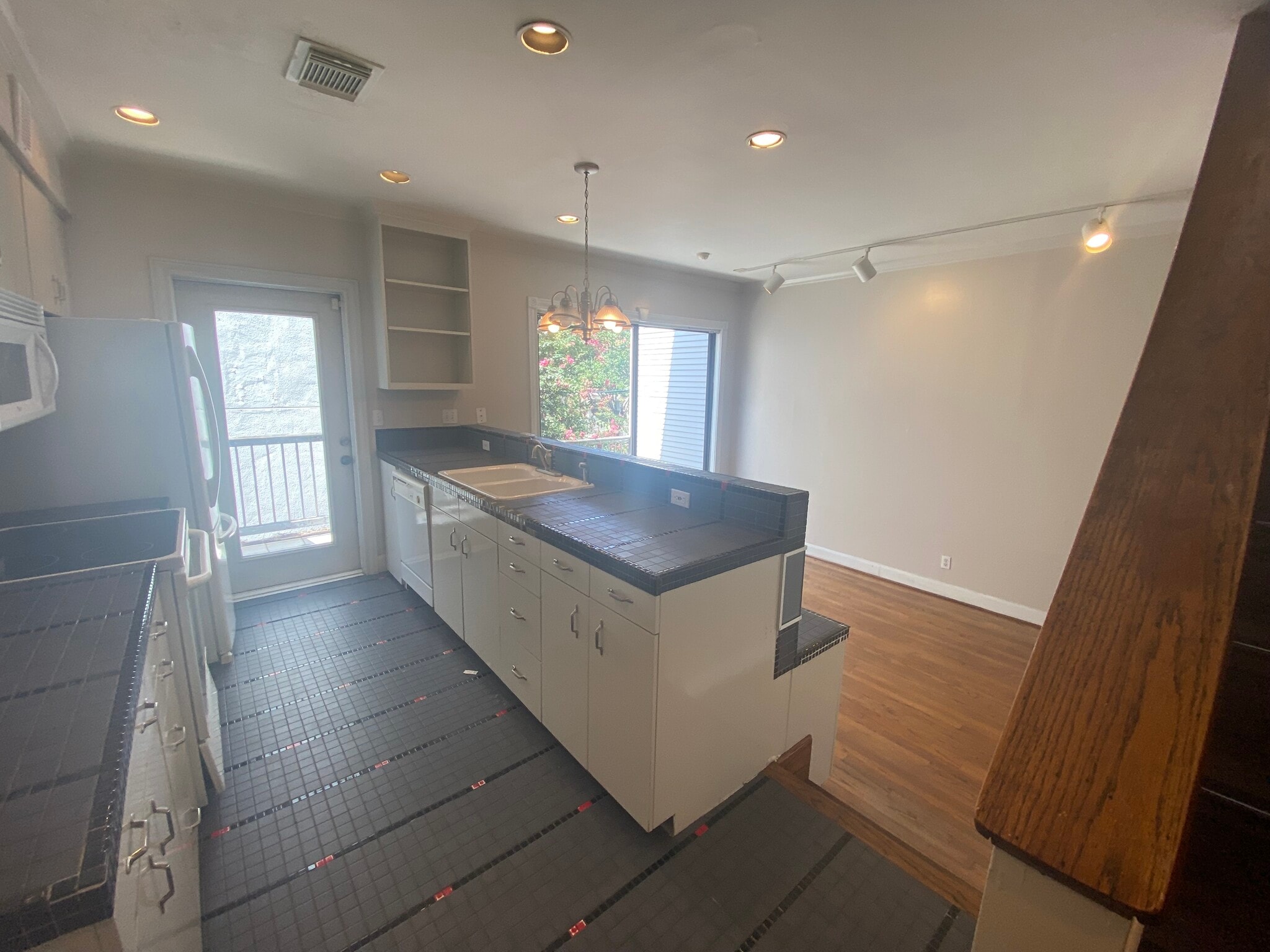 Building Photo - 2000 Fairview Ave