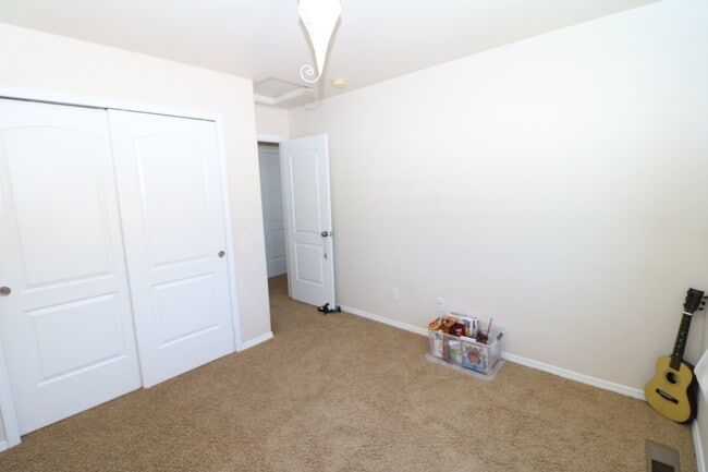 Building Photo - 3bdrm 3bath home with 2 car garage