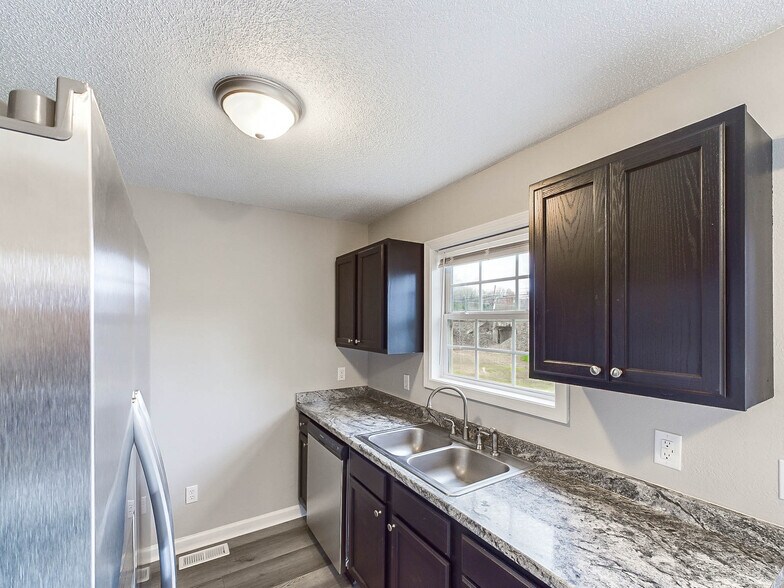 Building Photo - 754 Old Stage Rd