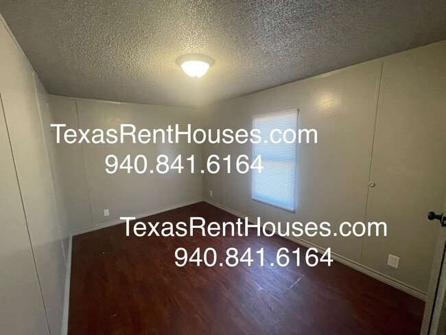 Building Photo - Newly Remodeled 3/2 Home Available NOW!