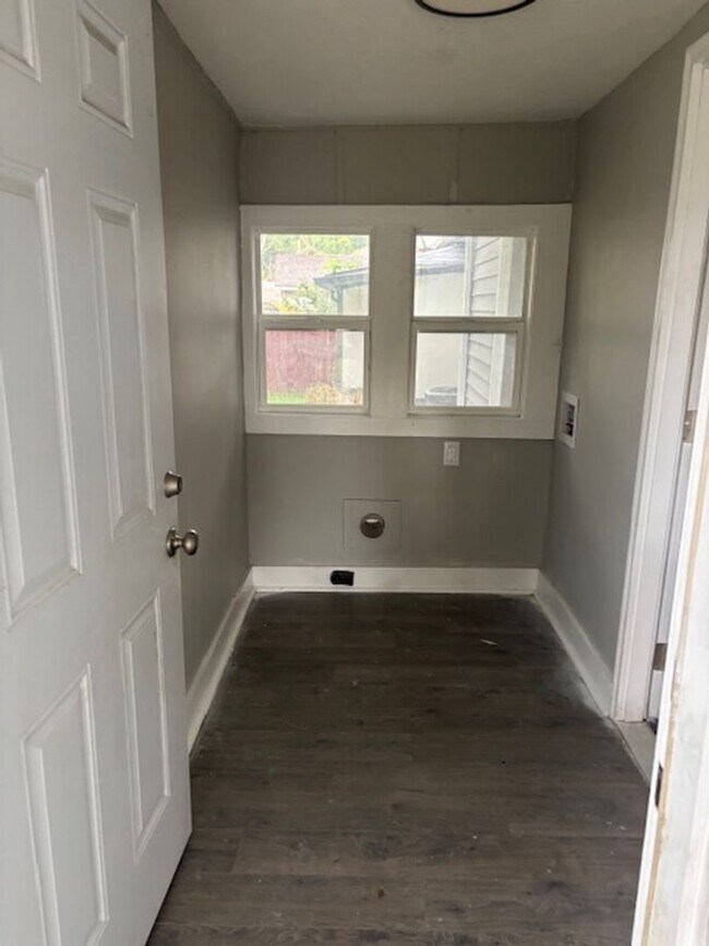 Building Photo - 4 bedroom House On Lasalle St!