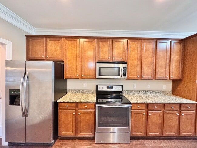 Building Photo - 3 Bedroom, 3 Bathroom Home w/ 2 Car Garage and Fence Backyard